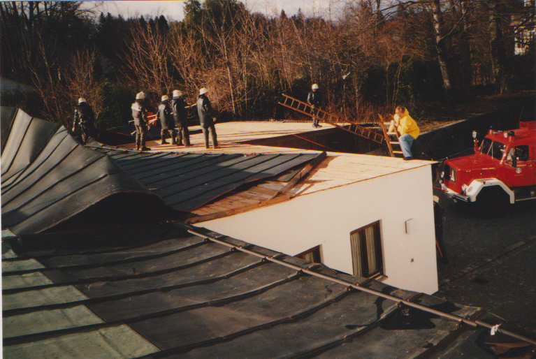 Abgedecktes Dach vom Pfarrsaal 